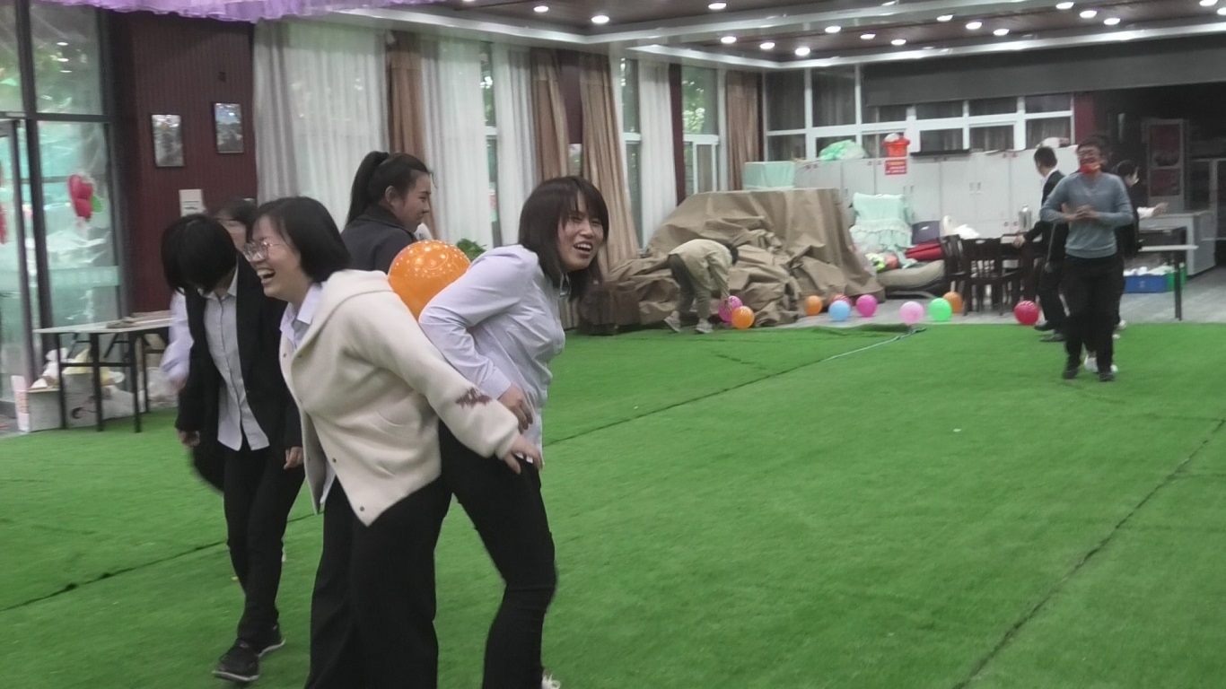 1633571847513298.jpg 背靠背運氣球1.jpg